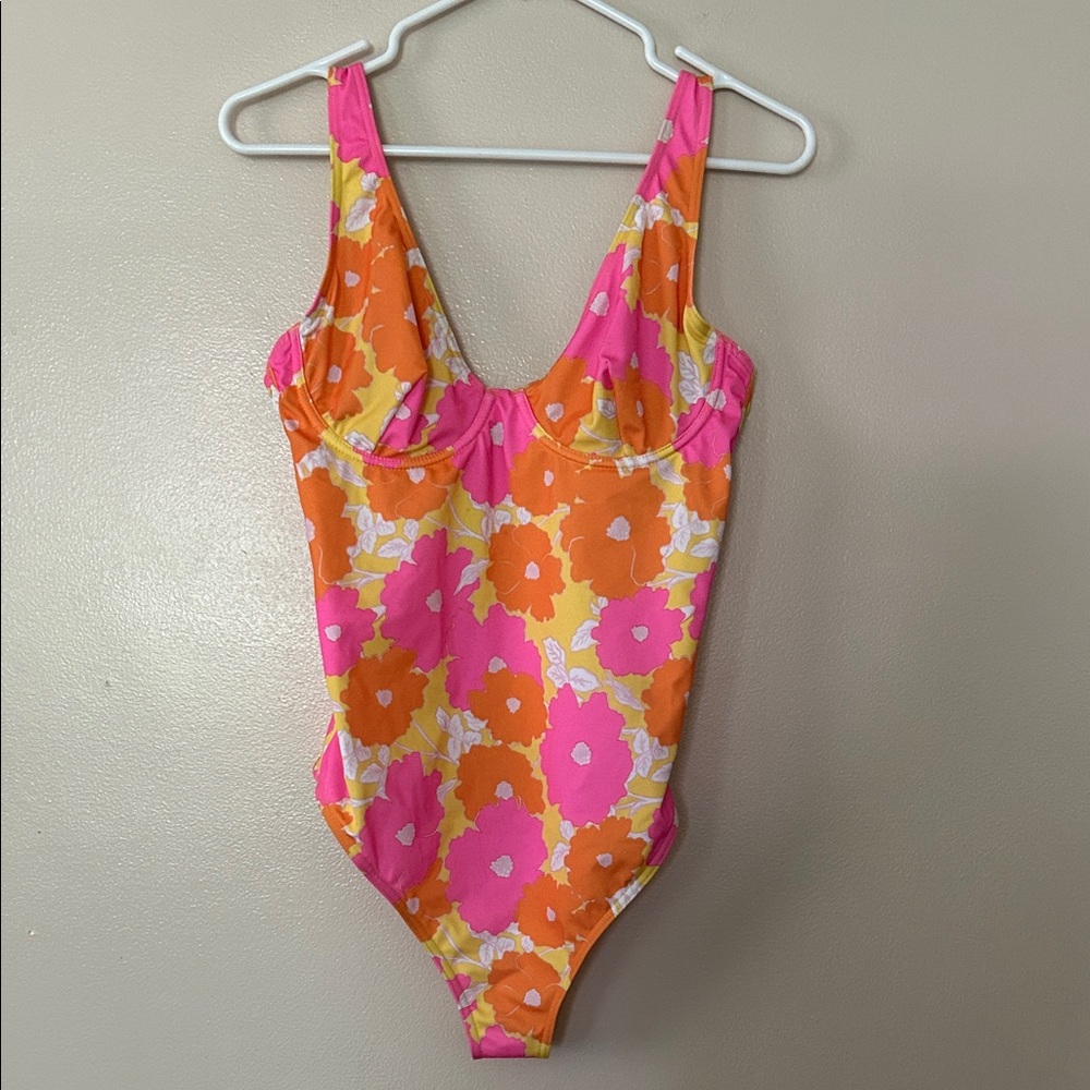 ASOS women’s one piece swimsuit size 8 C/D